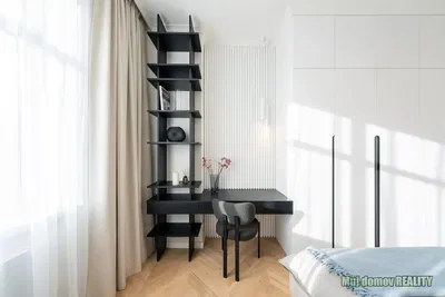 Кухиња; кухињски апарати, дрвени под, природно светло, модерни стил