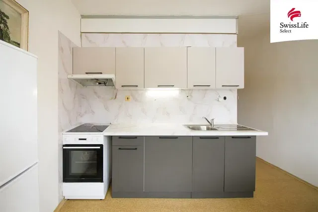 Хол; дървен под, естествена светлина, модерен стил