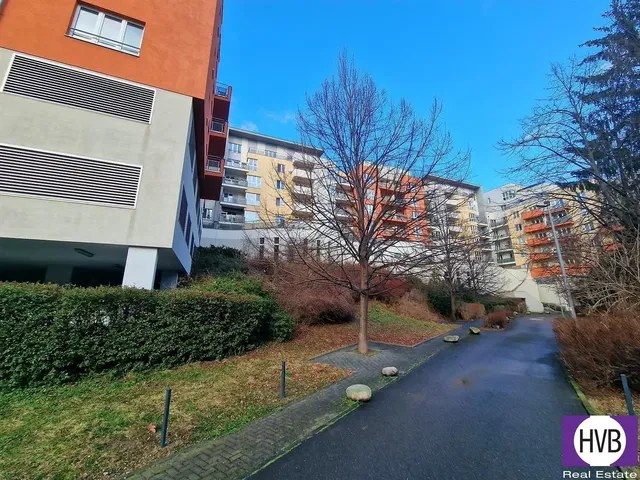 Casa y alrededores; vista