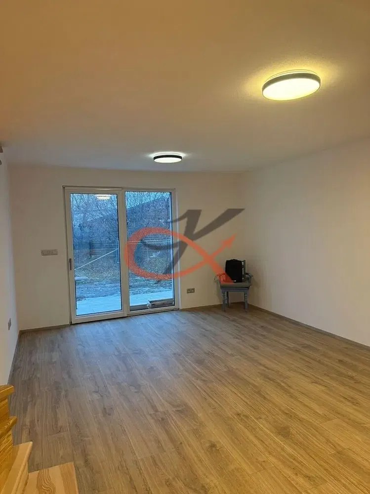 Wohnzimmer; holzboden, tageslicht