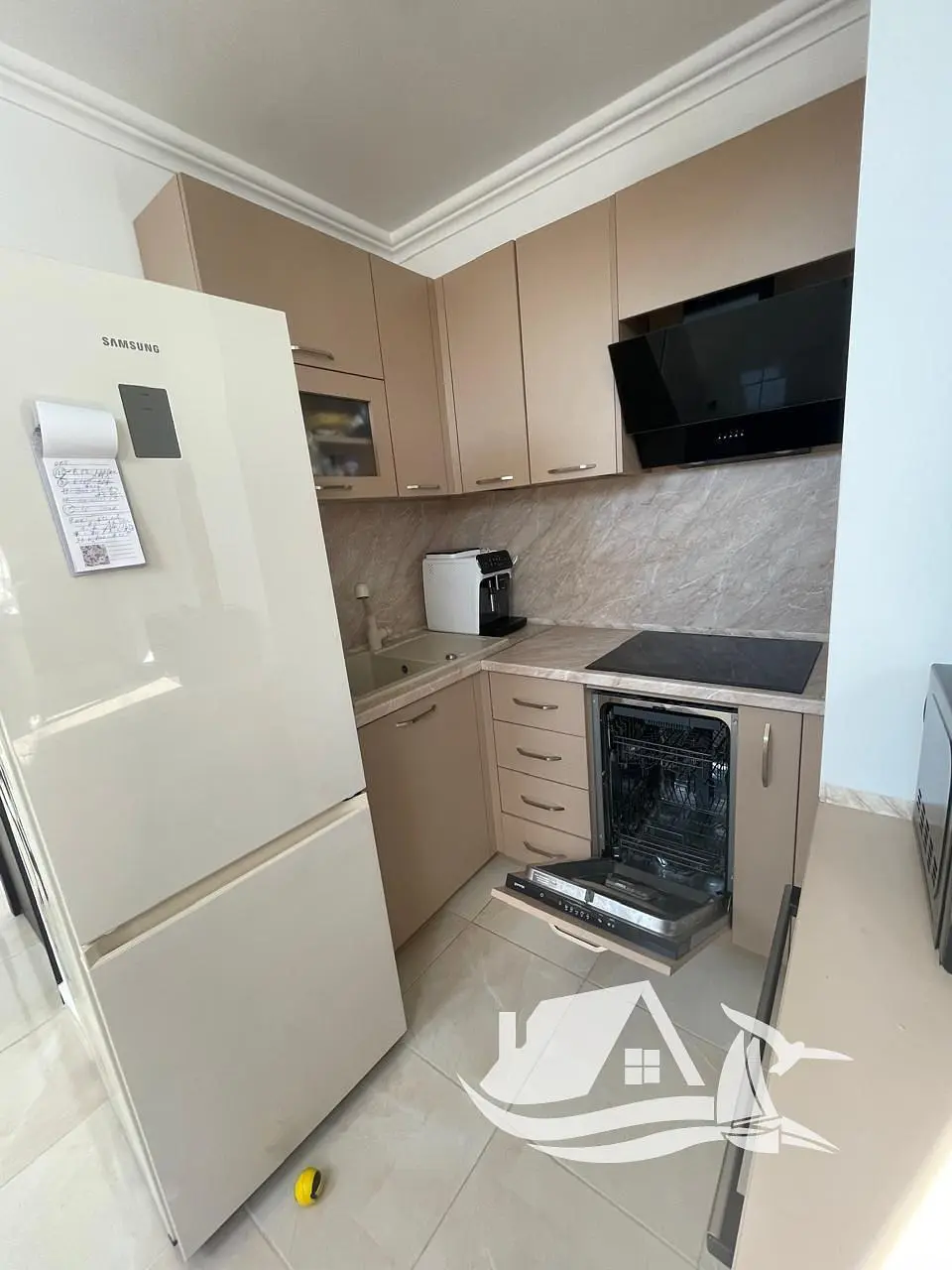 Kuchyňa; kuchynské spotrebiče, drevená podlaha, prirodzené svetlo, moderný štýl