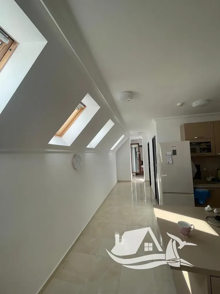 Obývačka; drevená podlaha, prirodzené svetlo, moderný štýl, vysoké stropy