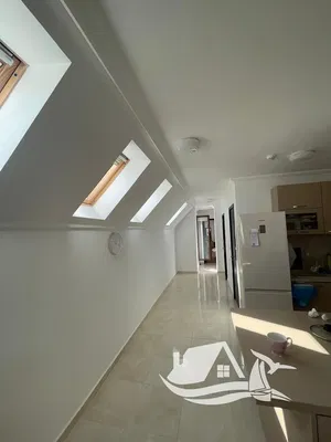 Obývačka; drevená podlaha, prirodzené svetlo, moderný štýl, vysoké stropy