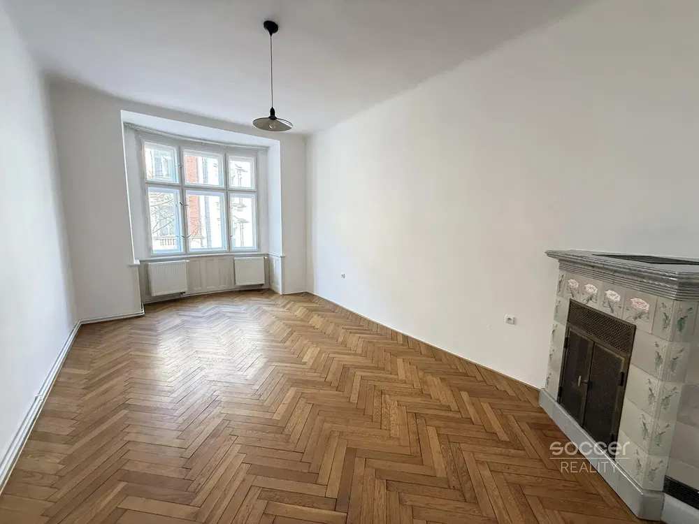 Хол; камина, дървен под, естествена светлина