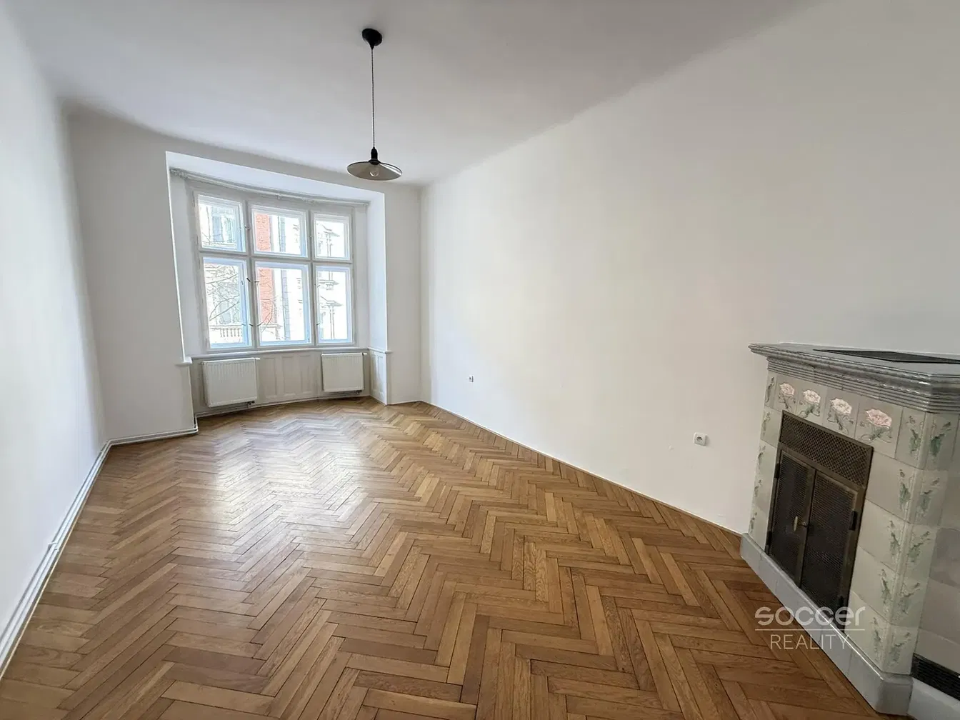 Хол; камина, дървен под, естествена светлина