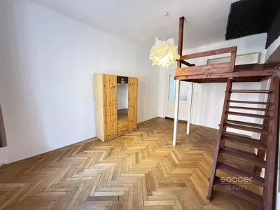 Спалня; дървен под, естествена светлина