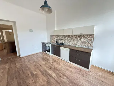 Кухня; кухненски уреди, дървен под, естествена светлина