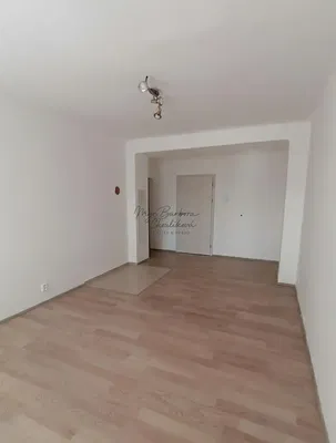 Wohnzimmer; holzboden, renoviert, tageslicht