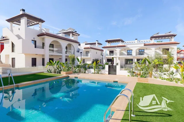 Kuchyně; kuchyňské spotřebiče, dřevěná podlaha, přirozené světlo, moderní styl