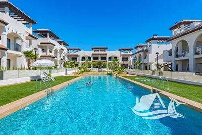 Obývací pokoj; dřevěná podlaha, přirozené světlo, moderní styl