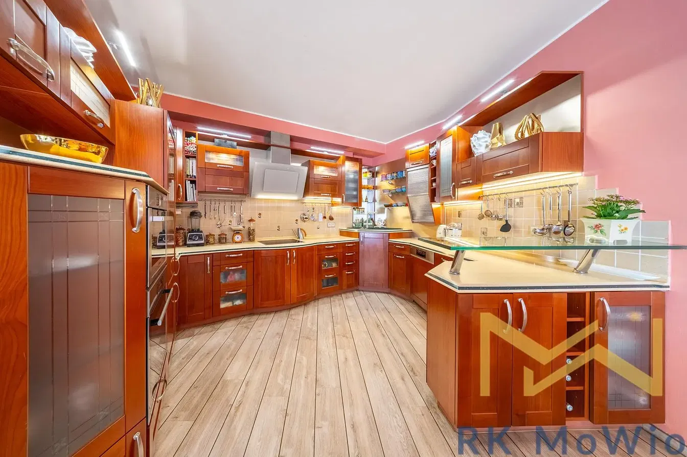 Kuhinja; kućanski aparati, pločice, renoviran, prirodna svjetlost, moderan stil