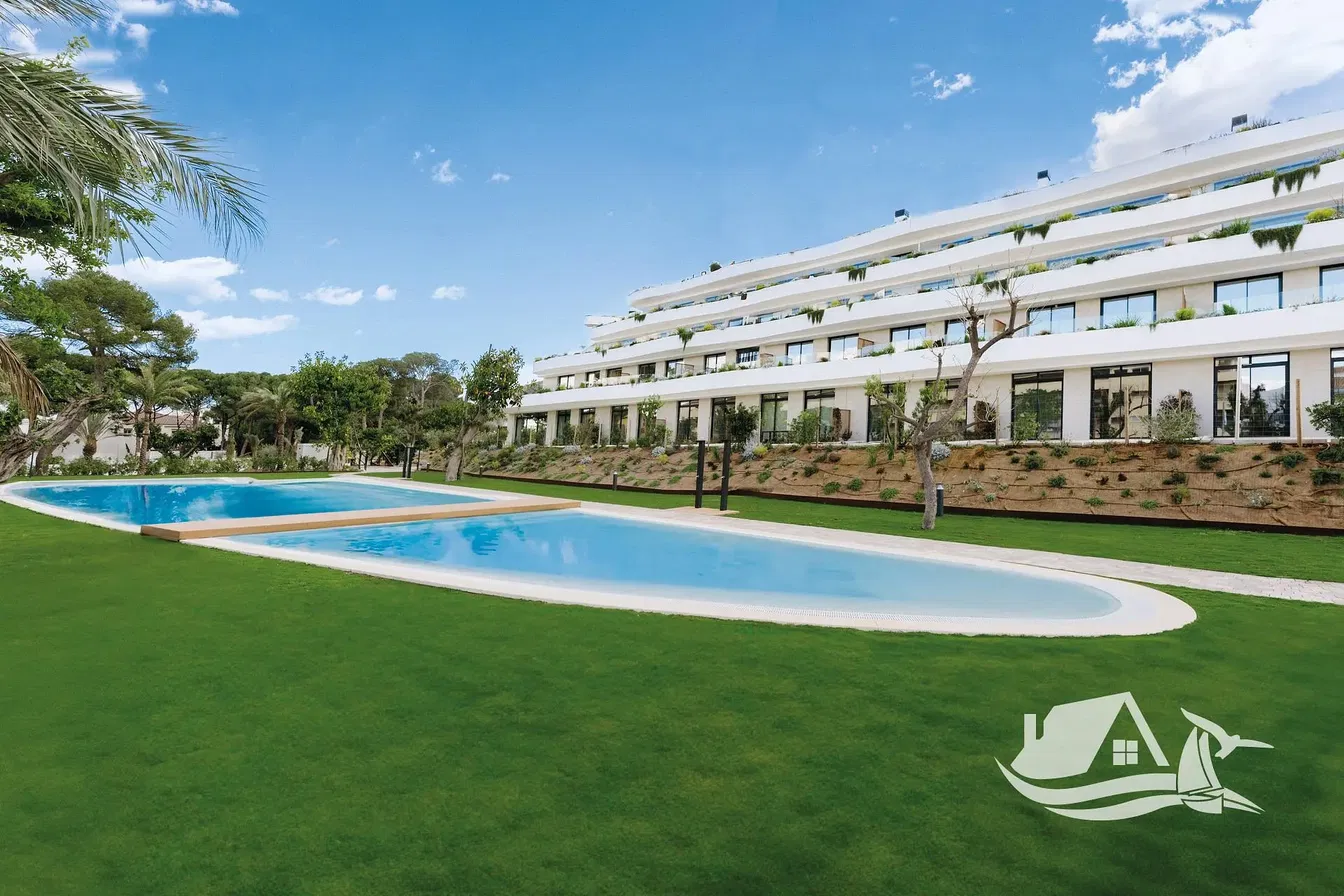 Kuchyně; kuchyňské spotřebiče, dřevěná podlaha, přirozené světlo, moderní styl