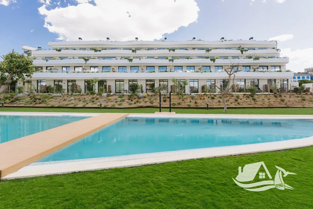 Kuchyně; kuchyňské spotřebiče, dřevěná podlaha, přirozené světlo, moderní styl