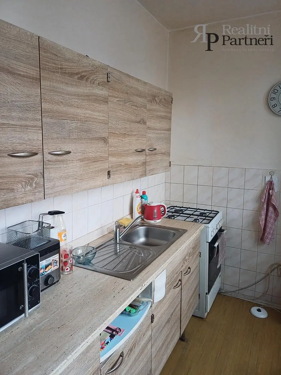 Salon; podłoga drewniana, światło dzienne, styl nowoczesny