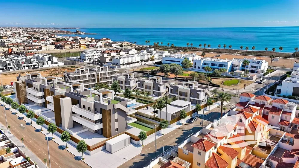 Kuchyně; kuchyňské spotřebiče, dřevěná podlaha, přirozené světlo, moderní styl