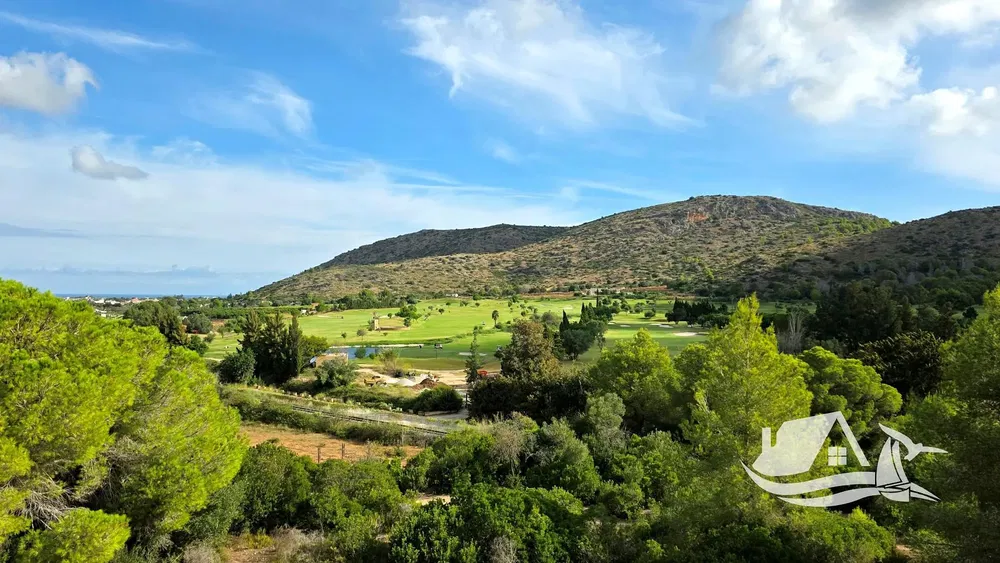 Кухиња; кухињски апарати, дрвени под, природно светло, модерни стил