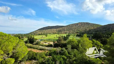 Кухиња; кухињски апарати, дрвени под, природно светло, модерни стил