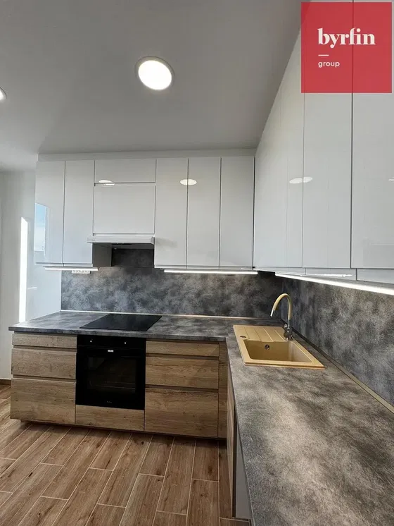 Küche; küchengeräte, fliesenboden, renoviert, tageslicht, moderner stil