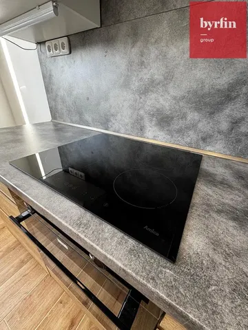 Κουζίνα; συσκευές κουζίνας, ξύλινο πάτωμα