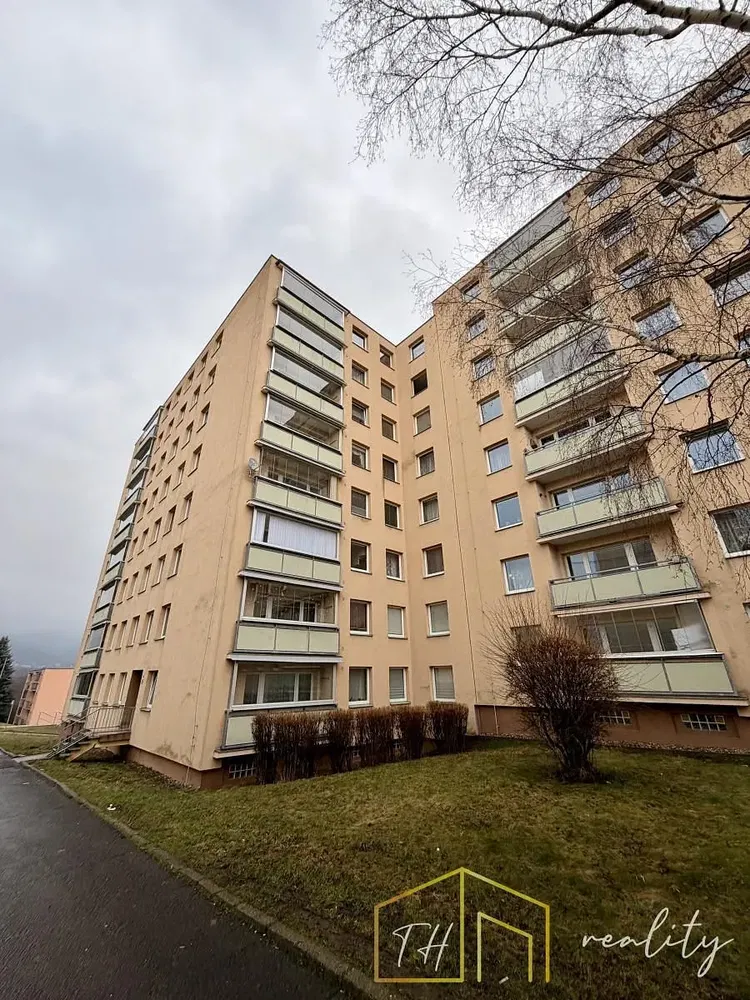 Dnevni boravak; drveni pod, prirodna svjetlost, moderan stil