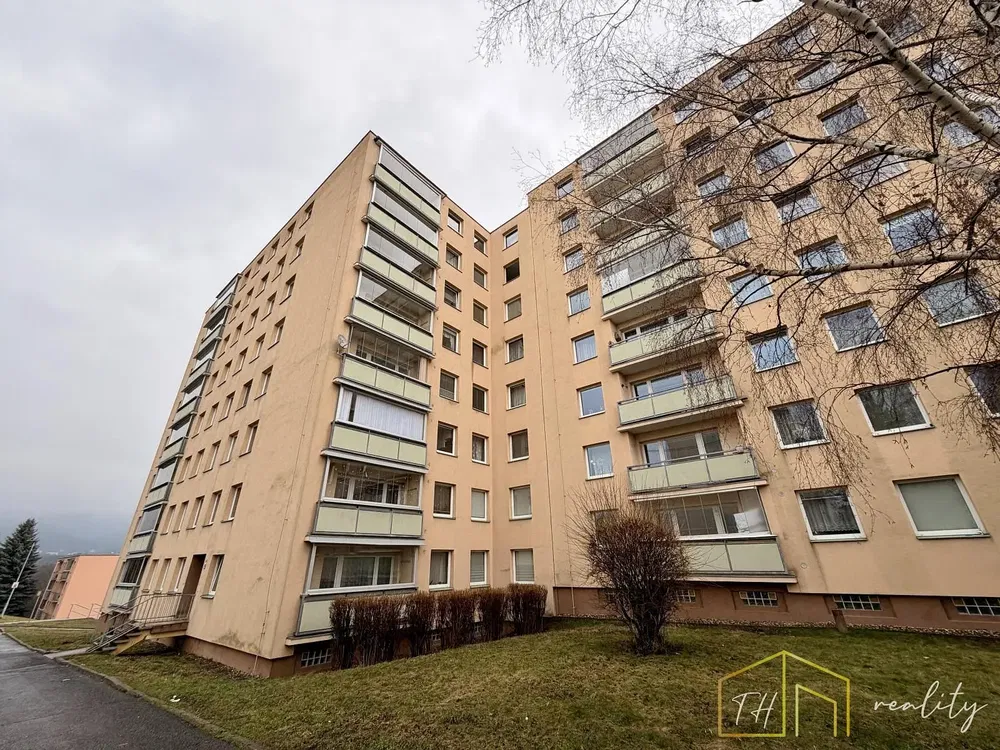 Kuhinja; kućanski aparati, drveni pod, prirodna svjetlost, moderan stil