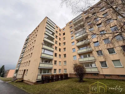 Kuhinja; kućanski aparati, drveni pod, prirodna svjetlost, moderan stil