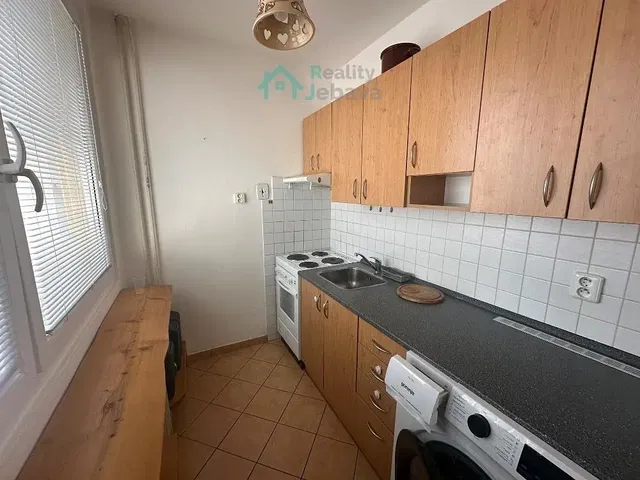 Хол; дървен под, естествена светлина, модерен стил