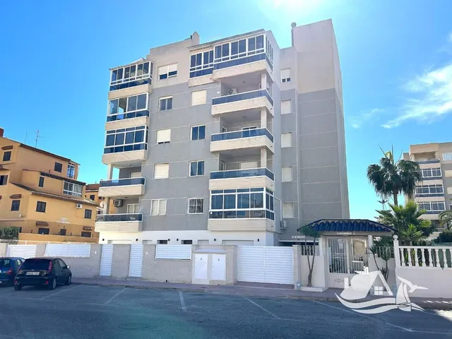 Кухиња; кухињски апарати, дрвени под, природно светло, модерни стил