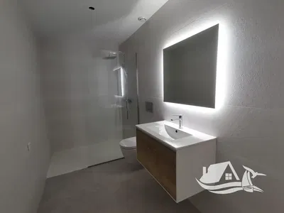 Кухиња; кухињски апарати, дрвени под, природно светло, модерни стил