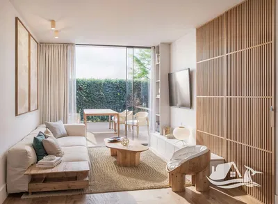 Kuchyně; kuchyňské spotřebiče, dřevěná podlaha, přirozené světlo, moderní styl