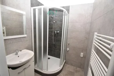 Купатило; плочице, реновиран, природно светло