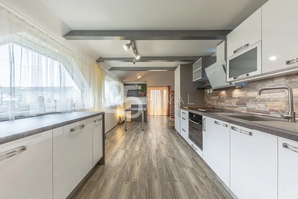 Kuchyně; kuchyňské spotřebiče, dlažba, přirozené světlo, moderní styl
