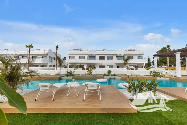 Kuchnia; sprzęt kuchenny, podłoga drewniana, światło dzienne, styl nowoczesny