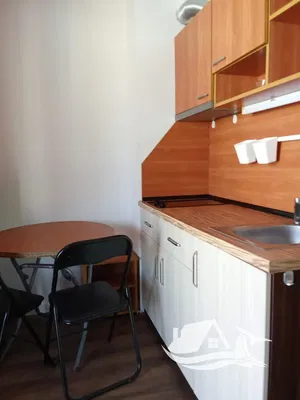 Obývačka; drevená podlaha, prirodzené svetlo, moderný štýl