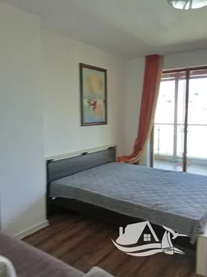 Kuchyňa; kuchynské spotrebiče, drevená podlaha, prirodzené svetlo, moderný štýl