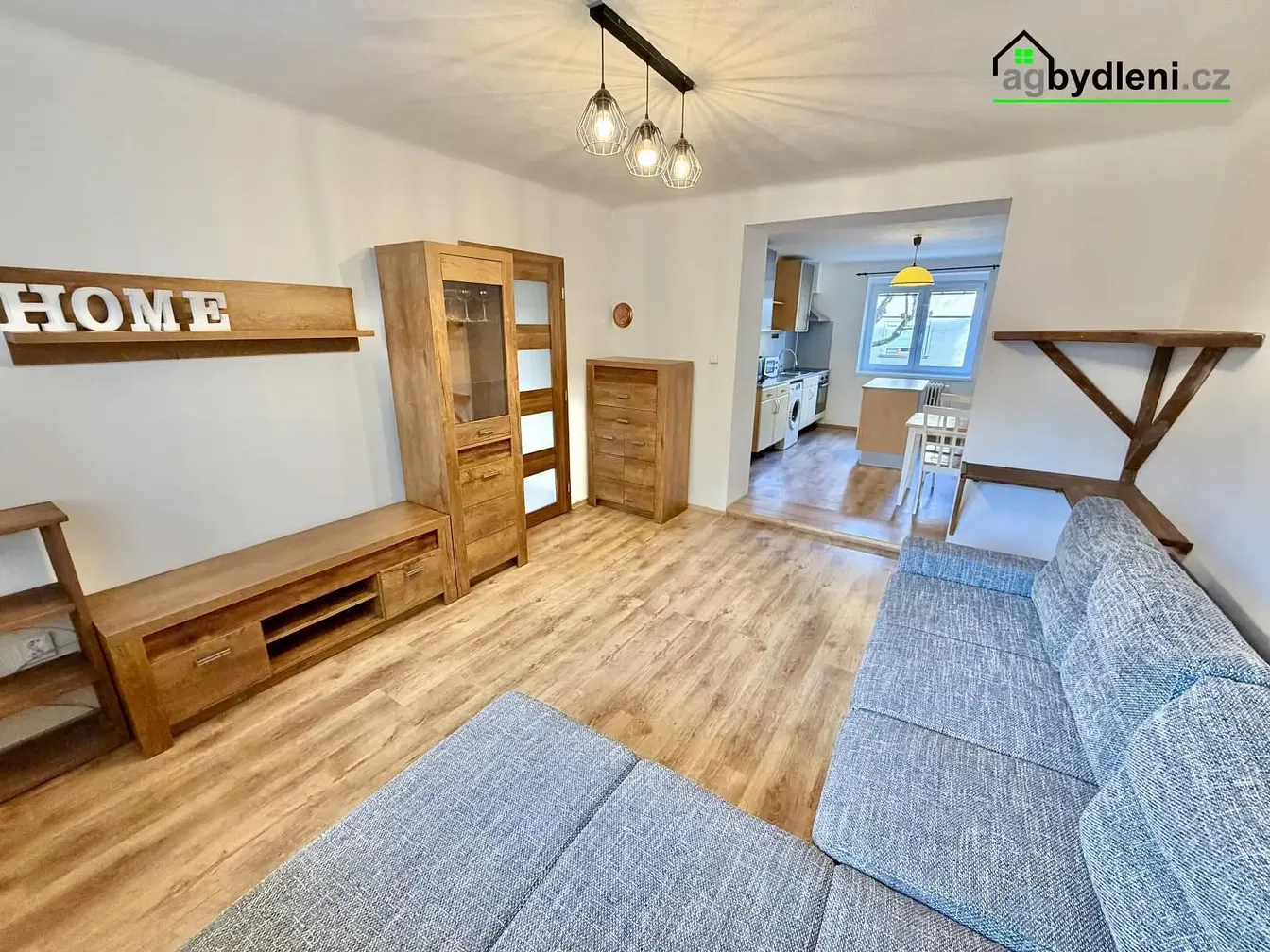 Кухня; кухненски уреди, дървен под, естествена светлина, модерен стил