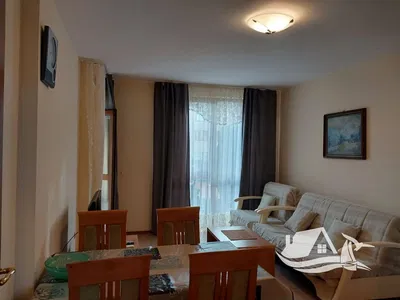 Kuchyňa; kuchynské spotrebiče, drevená podlaha, prirodzené svetlo, moderný štýl