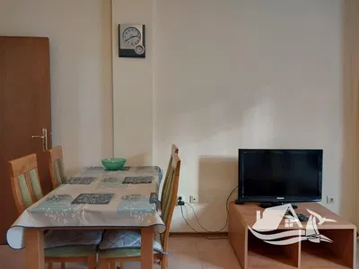 Kuchyňa; kuchynské spotrebiče, drevená podlaha, prirodzené svetlo, moderný štýl