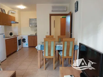 Obývačka; drevená podlaha, prirodzené svetlo, moderný štýl