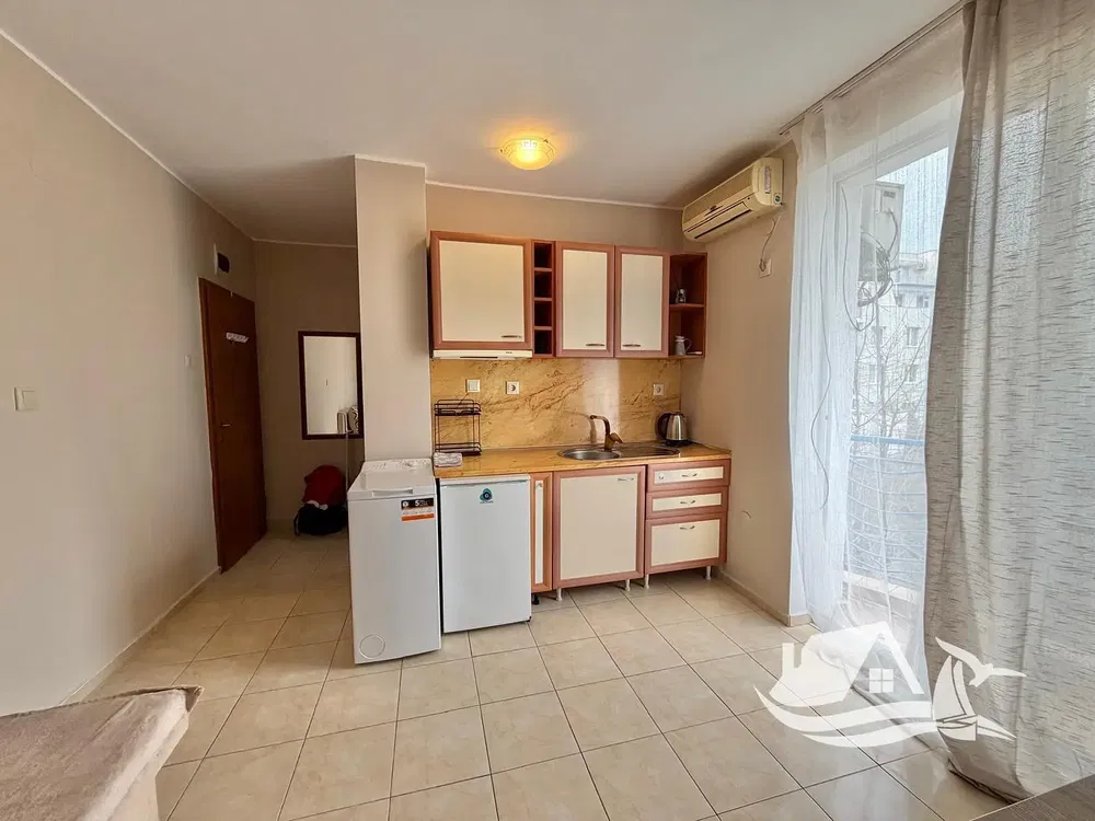 Kuchyňa; kuchynské spotrebiče, drevená podlaha, prirodzené svetlo, moderný štýl