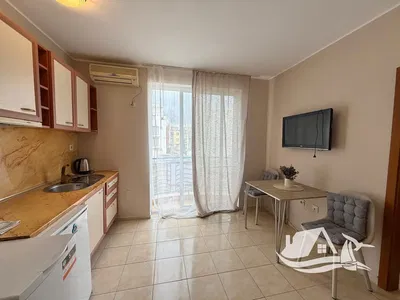 Obývačka; drevená podlaha, prirodzené svetlo, moderný štýl