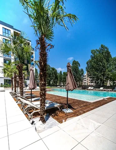 Obývačka; drevená podlaha, prirodzené svetlo, moderný štýl