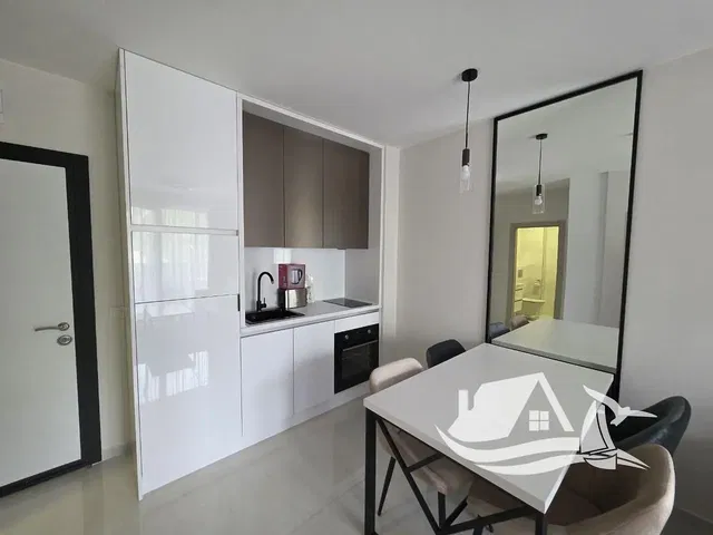 Kuchyňa; kuchynské spotrebiče, drevená podlaha, prirodzené svetlo, moderný štýl