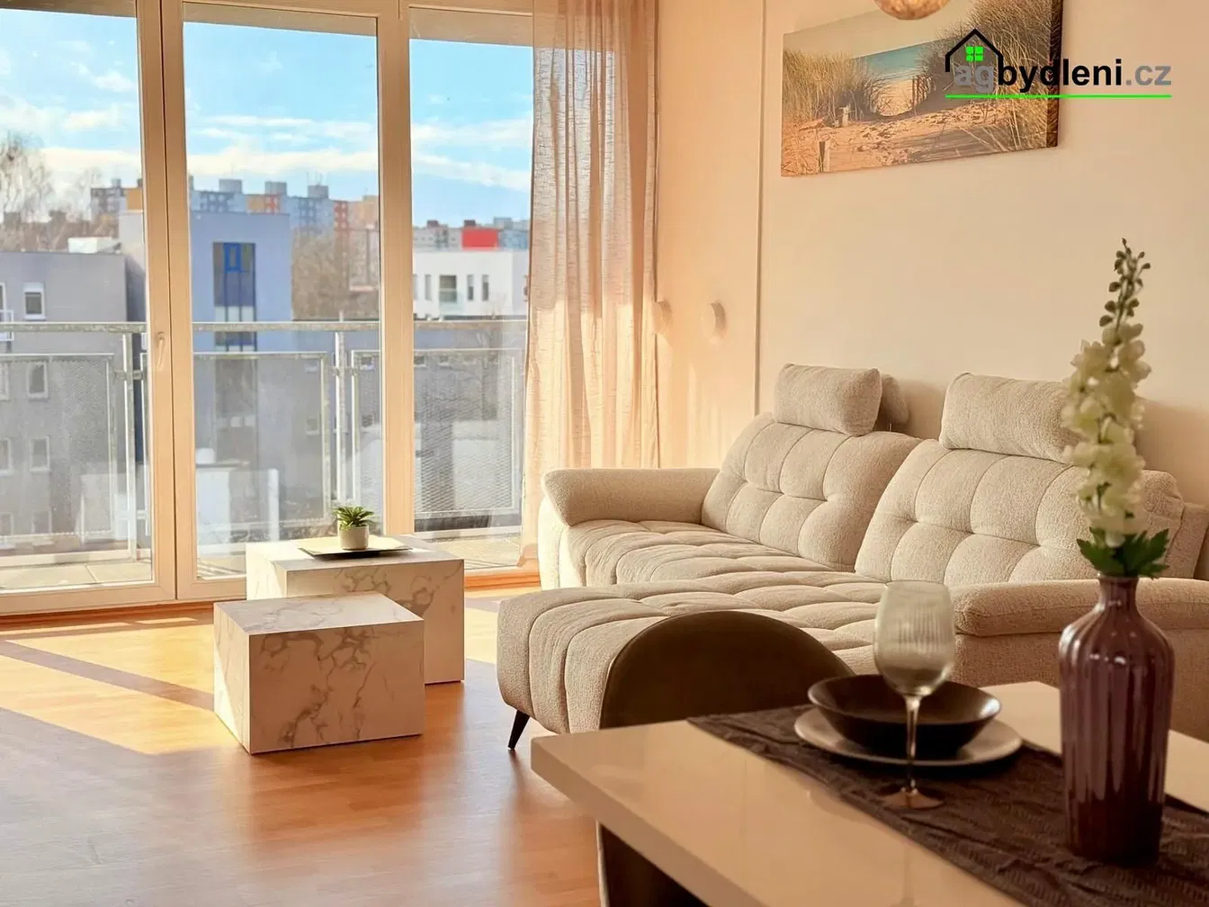 Кухня; кухненски уреди, дървен под, естествена светлина, модерен стил