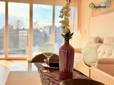 Хол; дървен под, естествена светлина, модерен стил