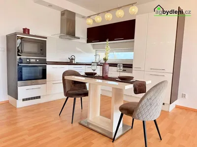 Хол; дървен под, естествена светлина, модерен стил