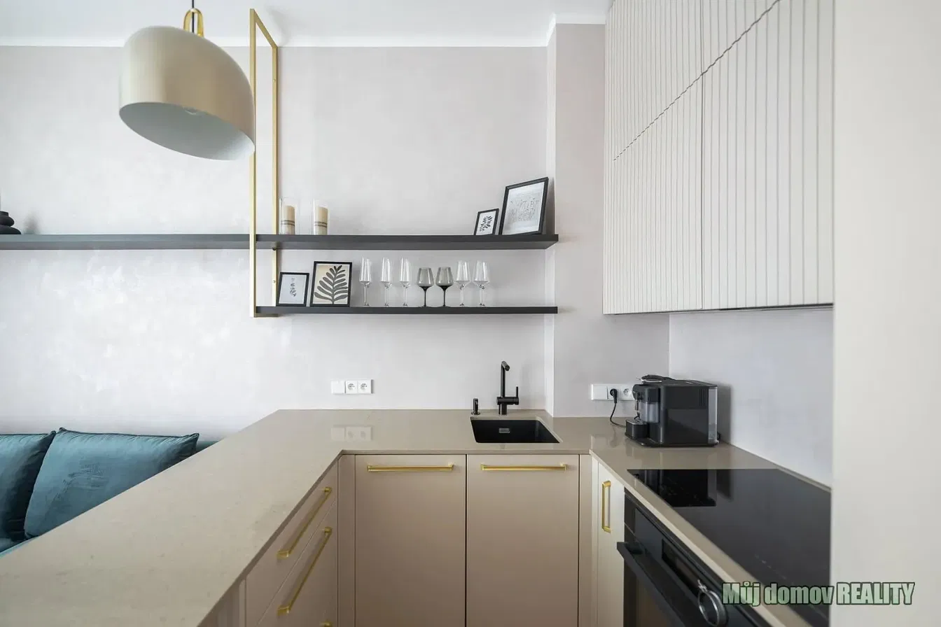 Кухня; кухненски уреди, дървен под, естествена светлина, модерен стил