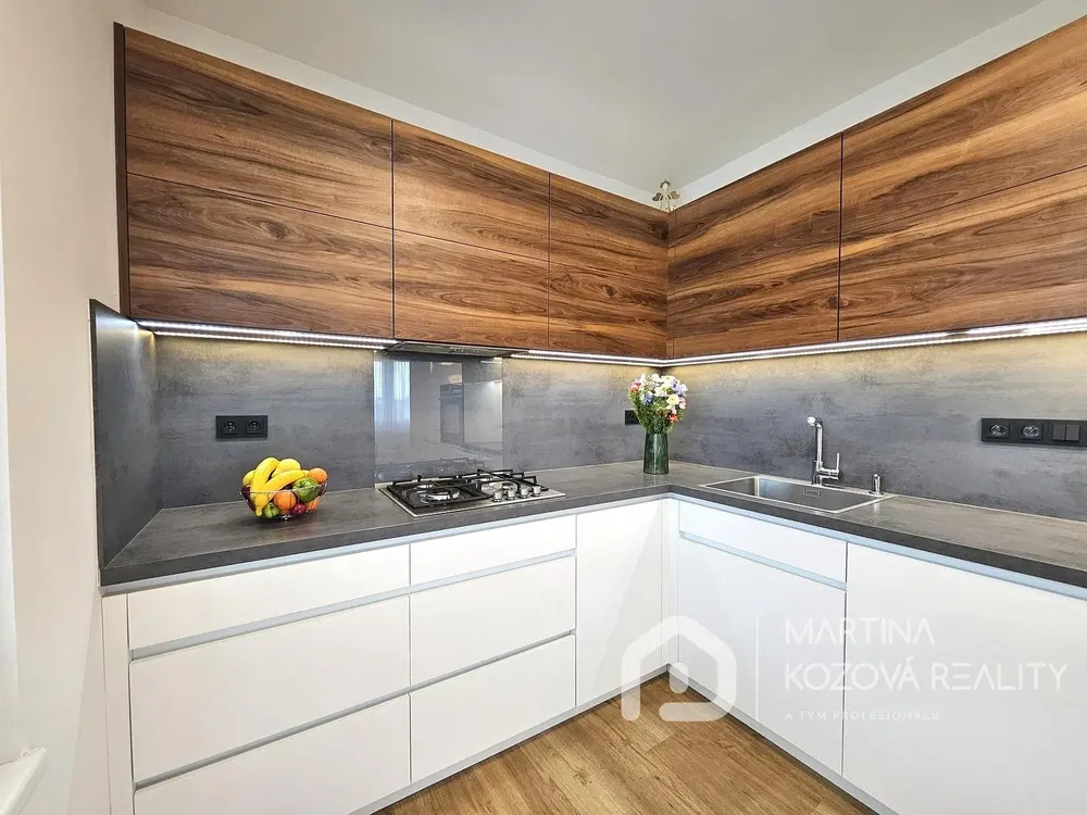 Küche; küchengeräte, holzboden, tageslicht, moderner stil