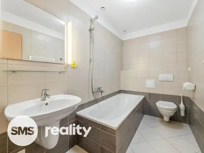 Кухня; кухненски уреди, дървен под, естествена светлина, модерен стил