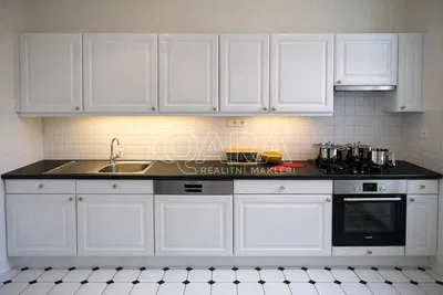 Кухня; кухненски уреди, дървен под, естествена светлина, модерен стил